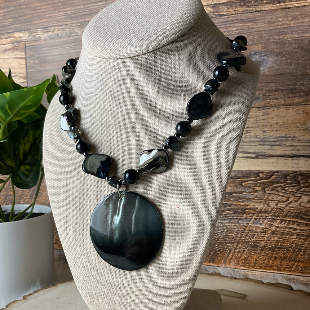 Obsidian Shelled Necklace - Picture 2 of 5